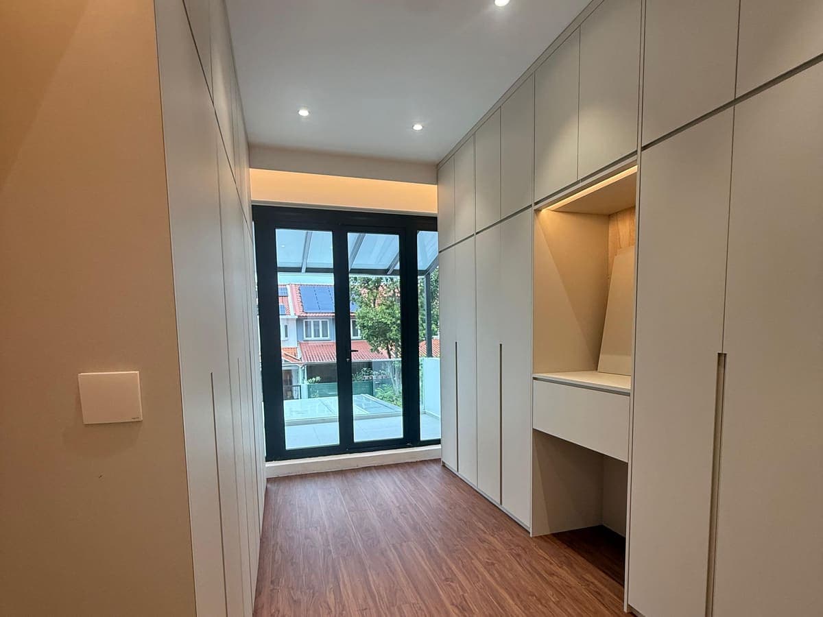 White wardrobe and built-in cabinet carpentry project image